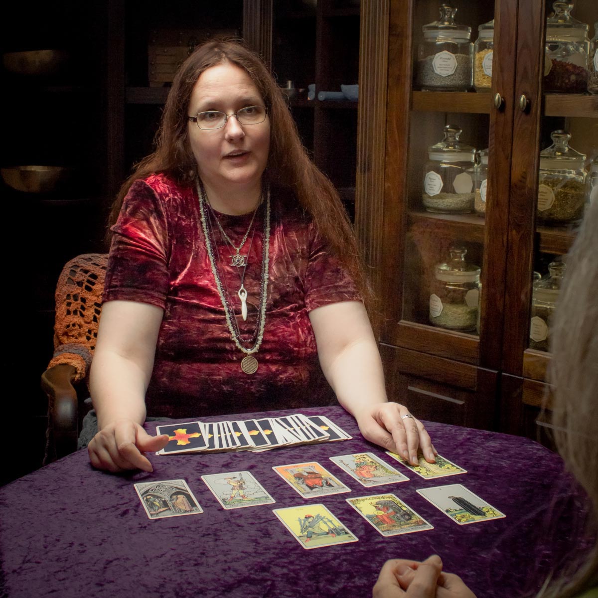 Die Hexe Elanor vom Eichenmoor legt Tarot in der Hexerey Die Hexe Elanor vom Eichenmoor legt Tarot in der Hexerey