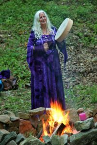 Peti Songcatcher mit Schamanentrommel am Lagerfeuer