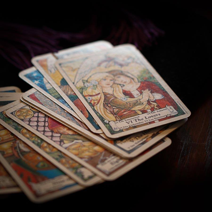 Alte Tarotkarten Die Hexe Elanor vom Eichenmoor legt Tarot in der Hexerey