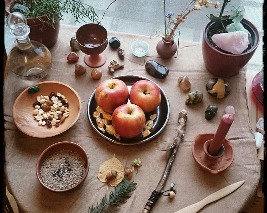 Beispiel für einen Hausaltar im Herbst.