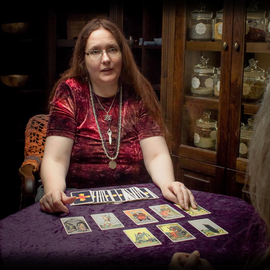 Die Hexe Elanor vom Eichenmoor legt Tarot in der Hexerey Die Hexe Elanor vom Eichenmoor legt Tarot in der Hexerey