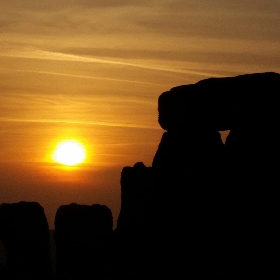 Sonnenuntergang zu Litha, der Sommersonnenwende, bei Stonehenge