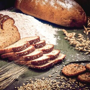 Traditionell wird an Lammas das erste, reife Korn geschnitten zu Mehl gemahlen und zu Brot gebacken. Dieses „erste Brot“ war heilig und wurde zeremoniell verzehrt.