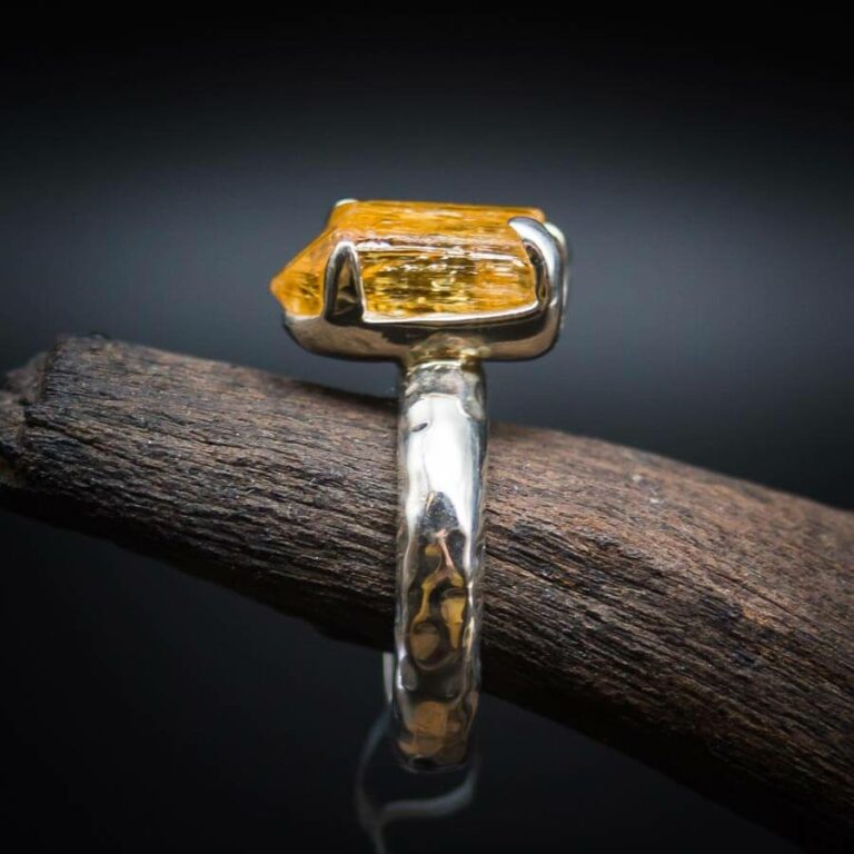 Ring mit Imperial-Rohkristall gefasst in 925er Sterling-Silber mit Hammerschlag-Optik