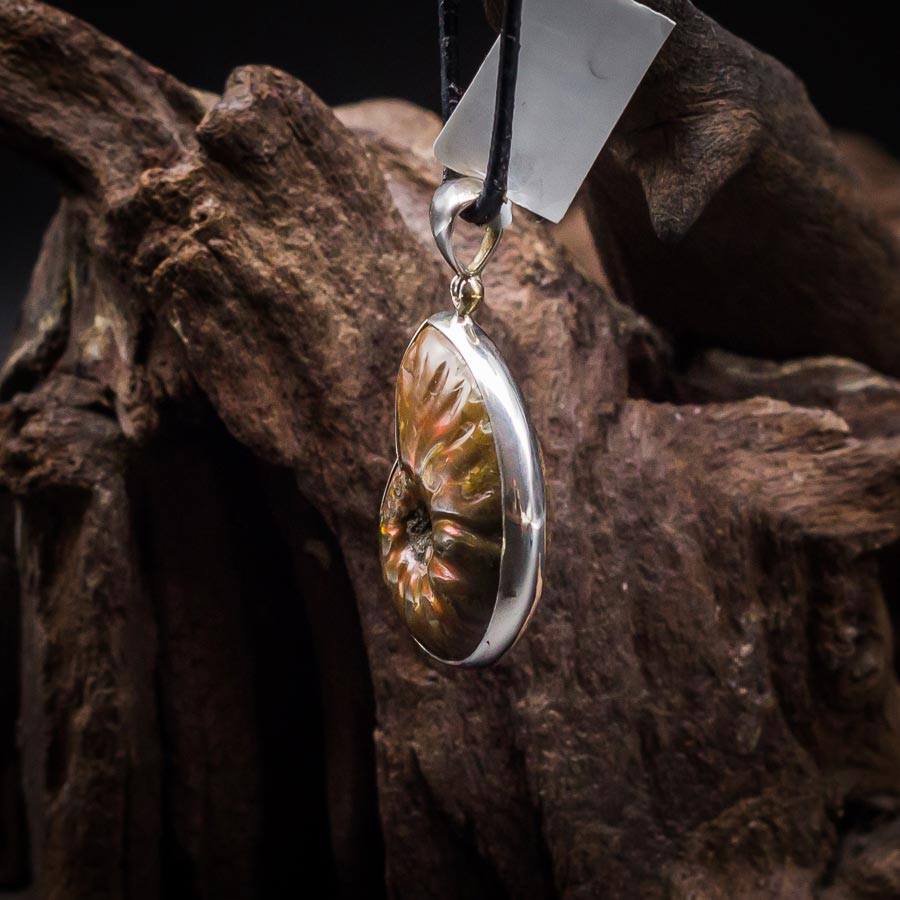Anhänger mit Ammonit-Fossil gefasst in 925er Sterling-Silber