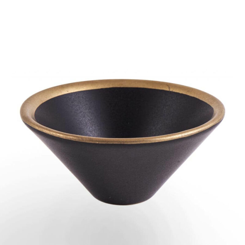 Diese kleine schwarz-gold gefärbte Keramikschale ist sowohl zum Räuchern mit Kohle auf Sand geeignet, als auch eine ideale Dekoschale.
