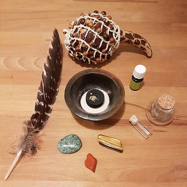 Beispielbild für die Kombination von Räuchern, Steinen, Ölen