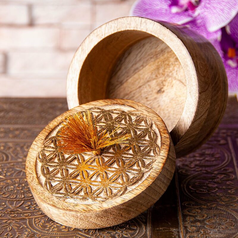 Kleine runde Schatulle aus Holz mit goldener Blume des Lebens