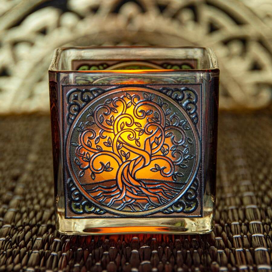 Teelichthalter aus Glas mit buntem Yggdrasil-Motiv