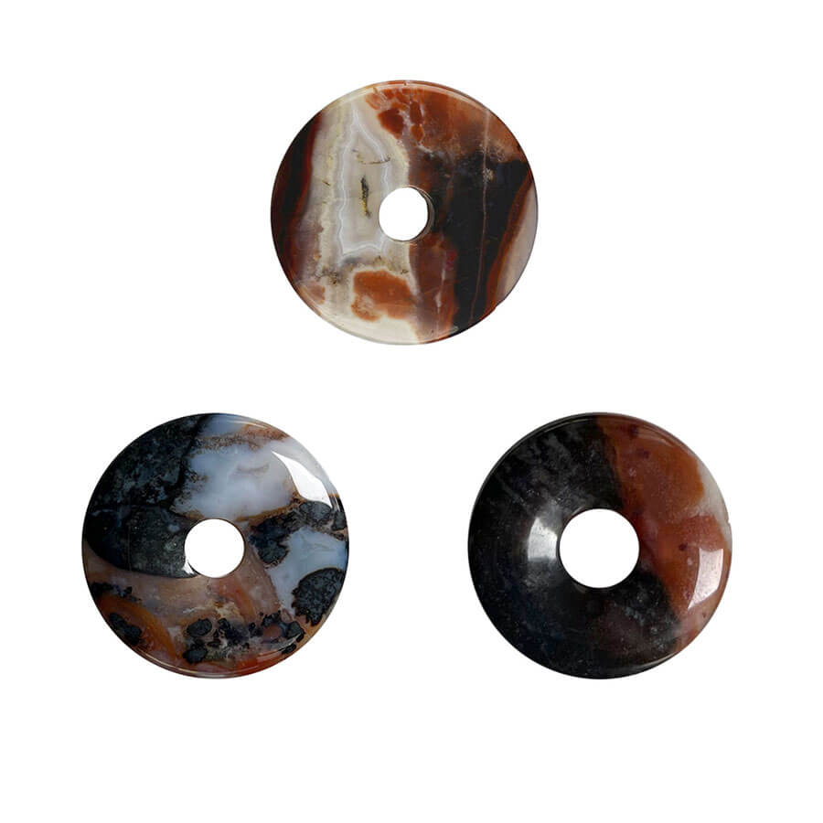 Verschiedene Farben und Maserungen von Sardonyx Donuts.