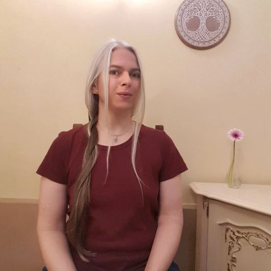 Porträt von Dr. Daniela Dick, Expertin für keltisch-schamanische Begleitung und Kartenlegen in Hamburg.