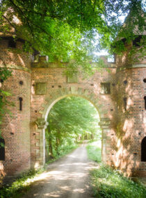 Ein mystischer Torbogen öffnet den Weg in eine andere Welt: Ein Symbol für den Perspektivenwechsel bei der keltisch-schamanischen Andersweltreise in Hamburg.