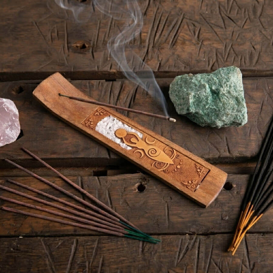Räucherstäbchenhalter in Schiffchen-Form aus Akazienholz mit dem Motiv der Mondgöttin als Lasergravur Einlage aus Mondstein Nuggets.