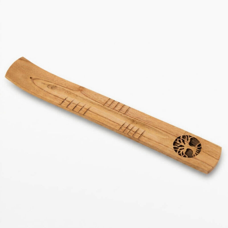 Handgefertigter Räucherstäbchenhalter in Schiffchenform aus Mangoholz mit Schnitzereien und Yggdrasil als Lasergravur.