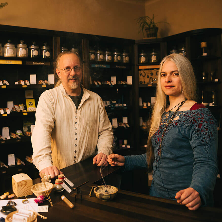 Dr. Daniela Dick und Roland Hemmpel in ihrem Geschäft, der Hexerey in Hamburg-Winterhude, vor einem Regal mit Räuchermischungen. Foto: Bettina Theuerkauf.